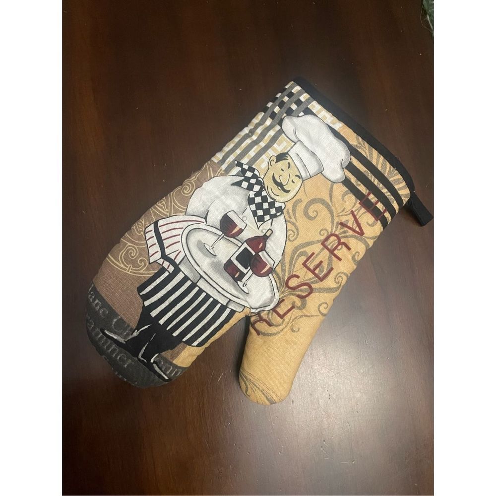 New Black & white Chef & Wine Kitchen Accessory Oven Mitt